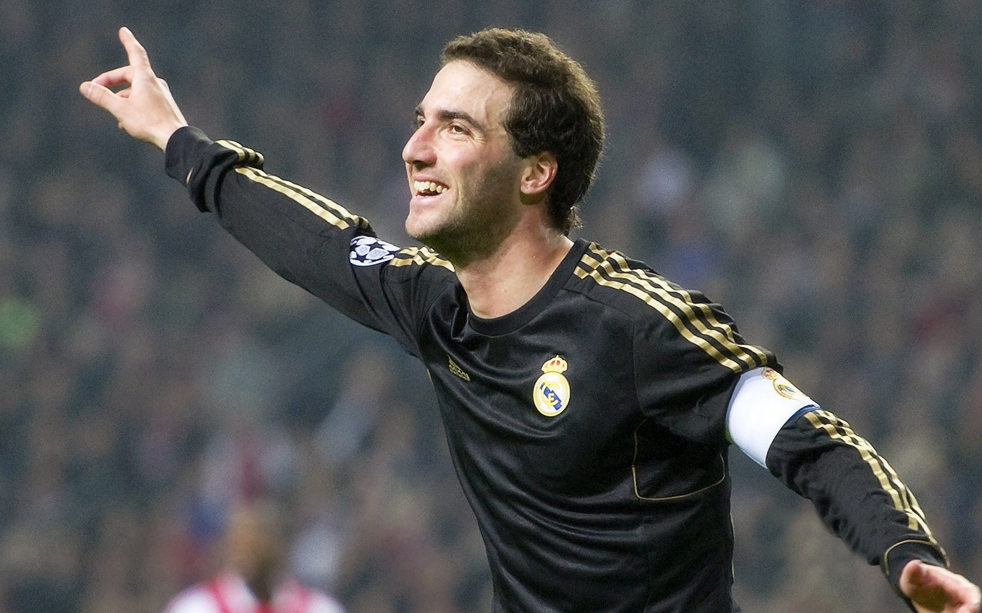 “英超明星表现神勇，助力球队稳步登顶”，英超球队球星